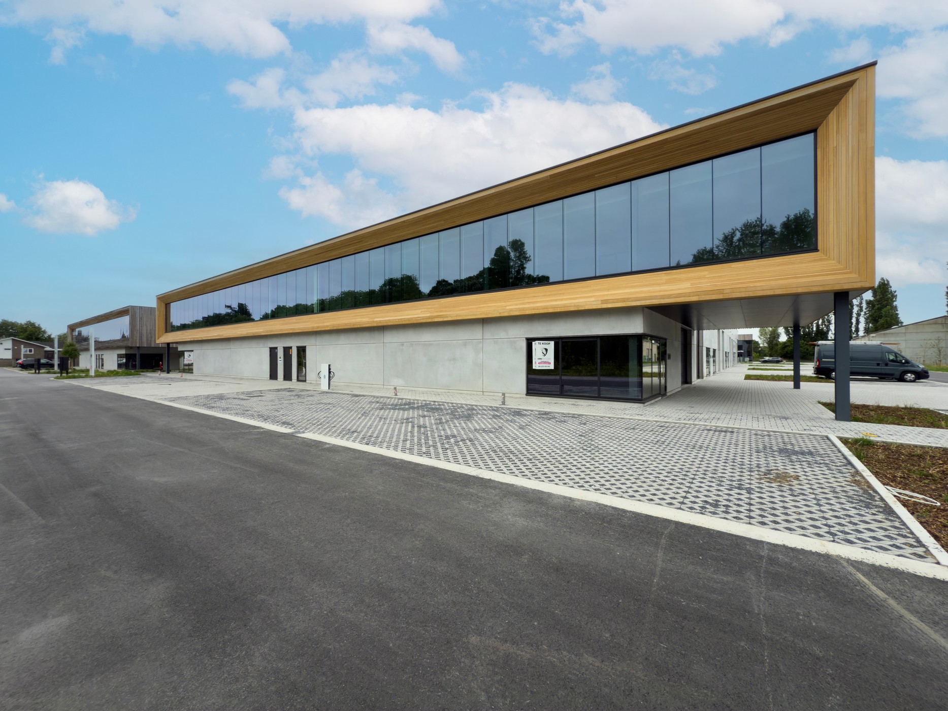 KMO unit 260 m² met kantoor 296m² te Olsene vlak aan E17 - foto 1