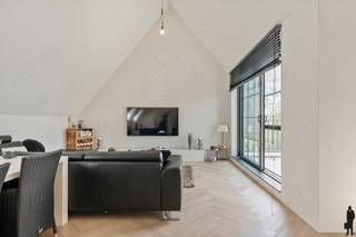 Te koop in residentie "Aiden": Schitterend duplex dakappartement (2e en 3e verdieping) van +/- 157m² met woonkamer en leefkeuken open tot de nok,...