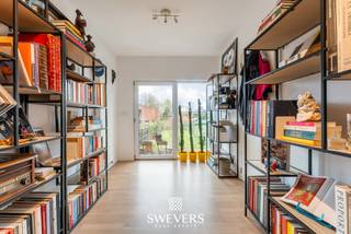 Interesse? Meer informatie op www.SWEVERS.be. - Instapklare en energiezuinige rijwoning met twee slaapkamers en een zonnige zuidgerichte tuin, gelegen op een toplocatie nabij het centrum van Leuven. De woning werd gerenoveerd in 2018 en beschikt over een lichtrijke leefruimte met open keuken, een praktische badkamer en een kelder. Dankzij de uitstekende bereikbaarheid, parkeermogelijkheid voor de deur en nabijheid van scholen, winkels en openbaar vervoer is dit een ideale gezinswoning of investering. Momenteel verhuurd aan €1.200 per maand. Bel ons vandaag nog voor een persoonlijke rondleiding. Wij van Swevers Real Estate helpen je maar al te graag verder. tel. 011 255 155. Bron bewoonbare oppervlakte: EPC-verslag.