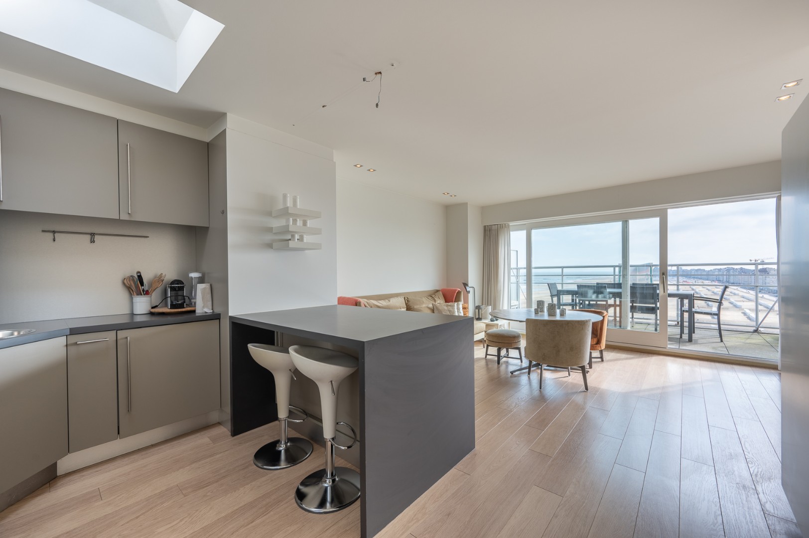 Appartement met magnifiek zeezicht op een 10de verdiepping gelegen in Duinbergen. - foto 2