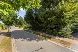 <p><strong>BOUWGROND VOOR EEN HALFOPEN BEBOUWING VAN 4A25CA TE OVERPELT !<br /><br /></strong>Deze bouwgrond, gekend als lot 1 van een goedgekeurde verkaveling is 4are 25centiare groot en bevindt zicht aan de Veenbeslaan (links van huisnummer 33) te Overpelt. Deze bouwgrond is dus vlakbij het centrum van Overpelt gelegen, in een rustige woonkern met groene omgeving en nabij scholen en invalswegen. Binnen enkele minuten bereik je de Noord-Zuid verbinding.<br /><br />De perceelbreedte aan straatzijde bedraagt 12,75 meter en de gemiddelde diepte van de bouwgrond bedraagt 31,95 meter.<br /><br />De halfopen bebouwing die gebouwd zal worden, mag een maximale bouwdiepte hebben van 12 meter op het gelijkvloers en 10 meter op de verdieping. Een hoogte van maximum 2 volwaardige bouwlagen is toegestaan, met een maximum kroonlijsthoogte van 7 meter en een nokhoogte van maximum 11 meter. De gabarit van de eerst bouwende partij zal uiteindelijk gevolgd dienen te worden. Er dient circa 3,2 meter van de zijdelingse perceelsgrens gebleven te worden. Een bijgebouw is toegestaan onder bepaalde voorwaarden.<br /><br />De volledige verkavelingsvoorschriften en het verkavelingsplan kan u raadplegen op onze website, onder “downloads” bij de betreffende advertentie.<br /><br />Let op: binnen deze verkaveling staan er nog drie loten voor een halfopen bebouwing te koop. Raadpleeg ze eveneens op onze website<br /><br />Interesse of vragen? Contacteer ons op 011 96 51 76 of mail naar info@momentumvastgoed.be.</p>