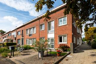 <p>We treffen dit fijne één slaapkamer-appartement op de gelijkvloerse verdieping van een verzorgd kleinschalig gebouw, op een boogscheut van Park Fort V. Er zijn zeer beperkte gemeenschappelijke kosten en technisch staat het appartement volledig op punt: correct EPC, privatieve zonnepanelen, condensatieketel, conforme elektrische keuring en clean asbestattest. Bij het appartement horen ook twee ruime privatieve kelderbergingen. De indeling is als volgt: Op de inkomhal treffen we een bergkast met aansluitingen voor was- en droogautomaat, zodat deze netjes uit het zicht blijven. Dankzij de grote raampartijen geniet de woonkamer van voldoende natuurlijk daglicht. De volledig geïnstalleerde open keuken met groot eiland sluit mooi aan op de gezellige leefruimte. De slaapkamer met aansluitende badkamer vinden we achteraan terug. Van hieruit hebben we ook toegang tot de gedeelde buitenruimte (voor beide gelijkvloerse appartementen). Plan en documentatie te vinden op www.reds.be. Voor meer informatie of een bezichtiging, neem gerust contact op met Daniël via mail (daniel@reds.be) of telefoon (0475.25.30.64). Dat mag trouwens ook ’s avonds of in het weekend !</p>