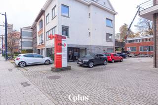 Prima gelegen praktijkruimte nabij station Gent Sint-Pieters. Vlot te bereiken met het openbaar vervoer en de wagen. De praktijkruimte kan gebruik maken van parkeerplaats op het terrein. <br /><br />In de groepspraktijk zijn er reeds meerdere disciplines gevestigd zoals een kinesist, osteopaat, psycholoog en een huisarts. Deze praktijkruimte leent zich ideaal voor een diëtist, podoloog, psychiater…<br />De praktijkruime zelf bevindt zich op het souterrain en geniet toegang van enerzijds de algemene ingang van de groepspraktijk en anderzijds een aparte ingang. <br /><br />Huurprijs: € 500,00/ maand<br />Algemene kosten: € 100,00/ maand (gas, elektriciteit, water, internet, onderhoud toiletten, parking)<br />Type contract: gemeen recht<br />Waarborg: 3 maanden<br />Beschikbaar: onmiddellijk<br /><br />Voor de registratie van uw bezoek gelieve het kantoor te contacteren op 09 221 51 20 of via info@c-plus.be