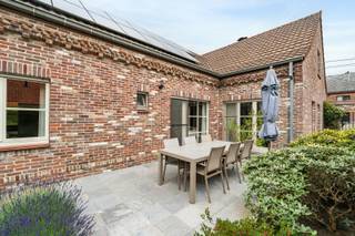 [[ DIT PAND NEEMT DEEL AAN DE ERA OPEN HUIZEN DAG OP 18/7 VAN 10:00 TOT 12:00 ]]
<p>In de landelijke Heirweg in Zingem (Kruisem) vind je deze verzorgde woning op een perceel van <strong>812 m²</strong>. Dankzij het <strong>EPC-label D</strong> is er <strong>geen renovatieverplichting</strong>, waardoor je de woning op eigen tempo verder kan optimaliseren.</p>

<p><strong>Over de woning</strong><br />Deze woning biedt een praktische indeling en interessante uitbreidingsmogelijkheden. Met <strong>19 zonnepanelen</strong> geniet je van een lagere energiefactuur. Het EPC-label D is voornamelijk te wijten aan de elektrische verwarming. De ruime zolderverdieping, bereikbaar via een vaste trap, biedt de mogelijkheid om extra slaapkamers in te richten en leidingen voor centrale verwarming te voorzien.</p>

<p><strong>Indeling</strong><br />Gelijkvloers: inkomhal met apart toilet, lichtrijke woonkamer met houtkachel, volledig ingerichte keuken met aansluitende berging, 2 slaapkamers waarvan één met ingemaakte kasten, badkamer met douche en ligbad, inpandige garage met elektrische poort en een droge kelder.</p>

<p>Verdieping: ruime onafgewerkte zolderruimte met potentieel voor meerdere slaapkamers, bureau of hobbyruimte.</p>

<p>Buiten: zonnig terras, overkapping, tuinhuis en ruime tuin met open uitzicht.</p>

<p><strong>Kenmerken &amp;amp; troeven</strong></p>

<ul><li>EPC D – geen renovatieverplichting</li><li>19 zonnepanelen</li><li>2 slaapkamers op het gelijkvloers</li><li>Inpandige garage met elektrische poort</li><li>Droge kelder</li><li>Ruime zolder met uitbreidingspotentieel</li><li>Rustige ligging met open verzicht</li><li>Gelijkvloers wonen</li></ul>
