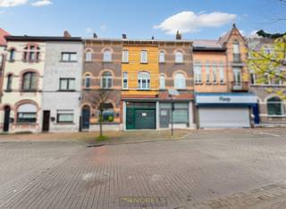 RENOVATIEPROJECT met INPANDIGE GARAGE met GUNSTIGE LIGGING aan de jachthaven van Oudenaarde. Deze STADSWONING bestaat uit 3 niveau’s en biedt, MITS RENOVATIE, TAL VAN MOGELIJKHEDEN voor wie een woning naar EIGEN SMAAK wil creëren op een GUNSTIGE LOCATIE. Daarnaast bevinden alle voorzieningen en openbaar vervoer zich op WANDELAFSTAND. Een INTERESSANTE KANS voor wie op zoek is naar een BETAALBAAR RENOVATIEPROJECT op een CENTRALE en AANTREKKELIJKE LOCATIE in Oudenaarde.<br />Op het gelijkvloers betreedt u de woning via de garage, die doorgang geeft naar de open leefruimte met te renoveren keuken. Aansluitend bevindt zich een kleine veranda met toilet, die uit geeft op de tuin. De 1ste verdieping omvat een grote ruimte(die vroeger bestond uit 2 slaapkamers (en een badkamer. Op de 2de verdieping bevinden zich nog 2 extra slaapkamers. De zolder biedt bijkomende opbergmogelijkheden.<br />Buitenshuis beschikt deze gesloten bebouwing  over een gezellige stadstuin, waar u na renovatie een fijne buitenplek kan creëren.<br /><br />Beschikbaar bij akte!<br /><br />Adres: Bergstraat 62 te Oudenaarde<br /><br />EPC: 454 kWh/m², G-score en P-score A, Renovatieverplichting van toepassing