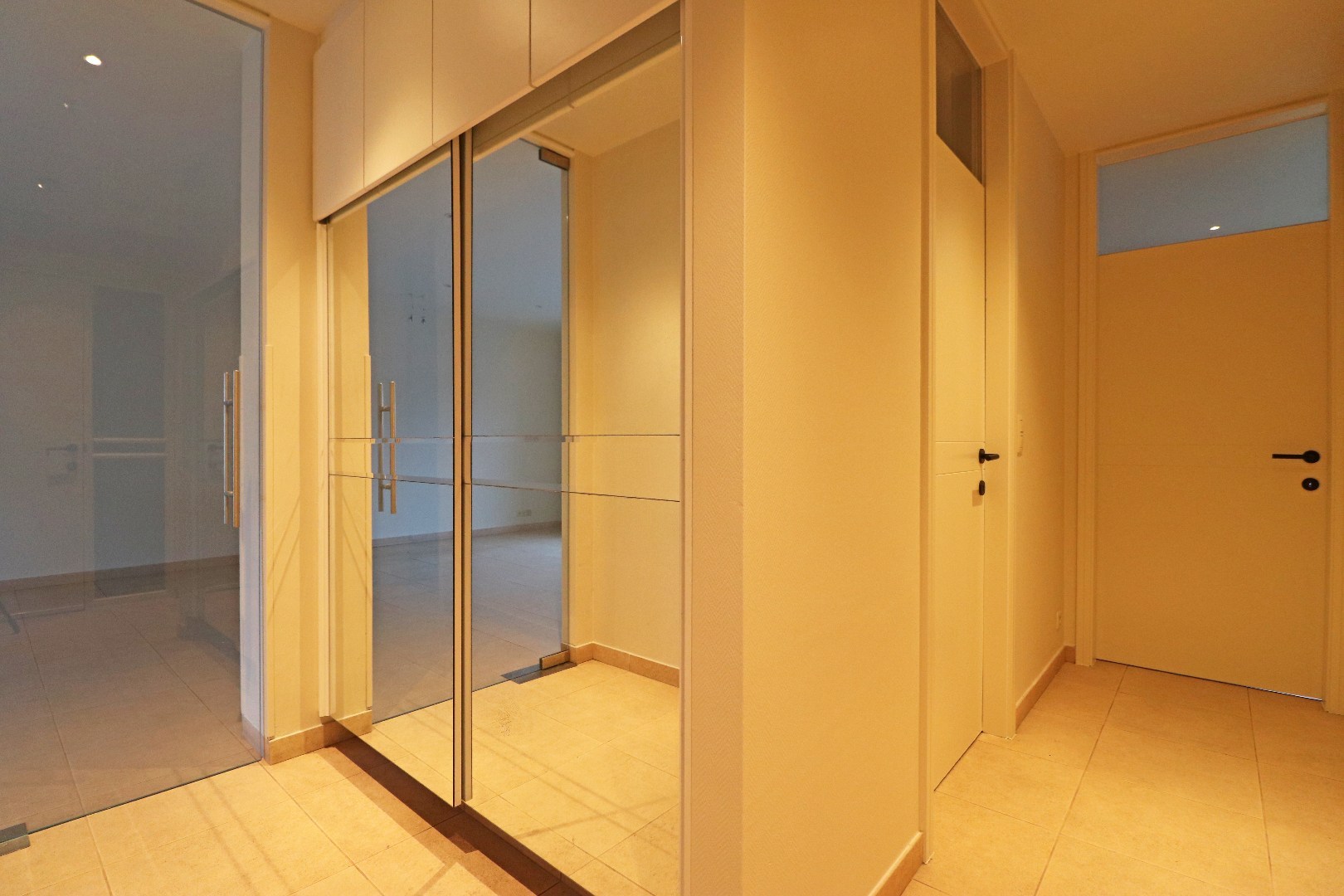 Gerenoveerd appartement met carport - foto 3