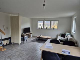 Duplex appartement, gelegen nabij het centrum.Via de trap bereiken we de eerste verdieping waar we via de inkomhal in de ruime leefruimte terecht...
