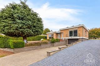 <p>In Denderwindeke ontdekt u deze <strong>volledig gerenoveerde (2022) open bebouwing in bungalowstijl</strong>, gelegen op een <strong>prachtig perceel van maar liefst 1.250m²</strong>. Met een <strong>bewoonbare oppervlakte van 175m²</strong>, een strategisch interessante ligging en <strong>voldoende parkeergelegenheid</strong> voor de deur, biedt deze woning een unieke combinatie van ruimte en comfort. Bij het binnenkomen verwelkomt de <strong>ruime inkomhal u met een afzonderlijk gastentoilet en vestiaire</strong>. <br /><br />Vervolgens bereikt u de <strong>lichtrijke, volledig open leefruimte</strong>, uitgerust met een energiezuinige<strong> lucht-luchtwarmtepomp</strong>. De luxueuze, <strong>volledig ingerichte keuken</strong> sluit hier naadloos op aan en vormt het hart van de woning. Verder beschikt deze open bebouwing over <strong>twee bijzonder ruime slaapkamers</strong>, een praktische wasplaats en een <strong>stijlvolle badkamer voorzien van alle hedendaags comfort</strong>.<br /><br />Op het niveau -1 bevindt er zich een ruime garage, technische ruimte en een bijkomende berging. Ook buiten is het volop genieten: <strong>de west-gerichte tuin met overdekt terras </strong>vormt de ideale plek om tot 's avonds van de zon te genieten. Achteraan het perceel bevindt zich bovendien een <strong>ruim bijgebouw van 78m²</strong>, perfect voor fietsen - tuingereedschap of extra opslag. Dankzij de <strong>uitweg achteraan</strong> is ook dit bijgebouw bijzonder praktisch bereikbaar.<br /><br />Extra troeven:<br />- Gunstig EPC (C)<br />- Elektriciteit conform<br />- Centrale verwarming aardgas<br />- 18 zonnepanelen + thuisbatterij<br />- Centraal alarm systeem<br />- Regenwaterput<br />-…<br />Deze volledig gerenoveerde bungalow is de ideale keuze voor wie op zoek is naar comfortabel gelijkvloers wonen, met een zee aan ruimte en tal van extra mogelijkheden! Zeker een bezoek waard! Voor meer informatie en/of een bezichtiging: 054 23 53 83 of info@localsvastgoed.be</p>