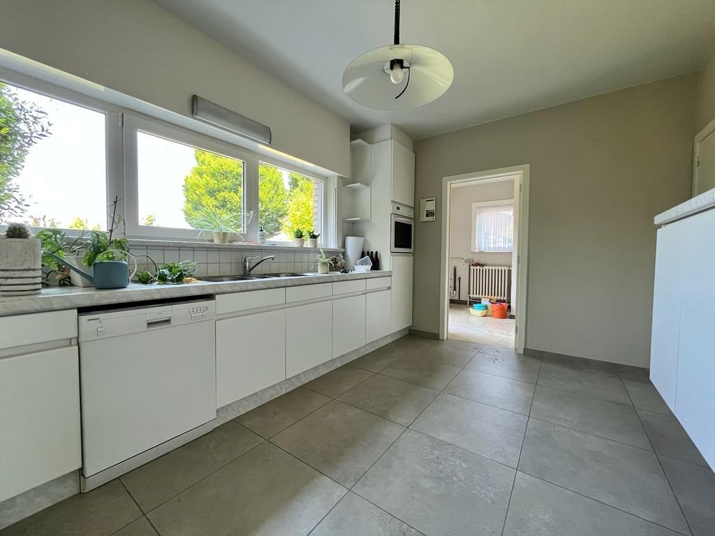 Hedendaagse woning met 4 slaapkamers, gelijkvloerse bureau en zonnige tuin met garage te Kuurne. - foto 4