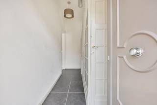 <p>immo DAVID stelt u deze charmante herenwoning voor, die in 2012 een totaalrenovatie onderging. De woning is instapklaar en combineert karakter met een praktische indeling, veel lichtinval en een gunstig EPC-label B.</p>
<p>Op het gelijkvloers bevindt zich de inkomhal, een lichtrijke woonkamer met open keuken en een afzonderlijk toilet. De woonkamer beschikt aan de straatzijde over een rolluik. De stores en verlichting zijn inbegrepen in de verkoop. Vanuit de leefruimte is er toegang tot de gezellige binnenplaats.</p>
<p>De eerste verdieping omvat een ruime master bedroom met dressing en een badkamer uitgerust met een ligbad, douche en toilet.</p>
<p>Op de tweede verdieping bevinden zich twee slaapkamers en een douchekamer met toilet.</p>
<p>De zolderverdieping die bereikbaar is via een vaste trap biedt nog extra mogelijkheden en kan naar wens ingericht worden als bijvoorbeeld een vierde slaapkamer, hobbyruimte, bureau of polyvalente ruimte.</p>
<p>De woning beschikt daarnaast over een ruime kelder van 23 m², voorzien van een lavabo, aansluitingen voor wasmachine en droogkast en een handige inbouwkast.</p>
<p>Een grote staanplaats biedt bovendien plaats voor één wagen met extra parkeermogelijkheid.</p>
<p>De ligging is een absolute troef: nabij de Ring, Brussel, scholen, openbaar vervoer, winkels, UZ Jette, het Laarbeekbos, het Kerremanspark en de fietssnelweg.</p>