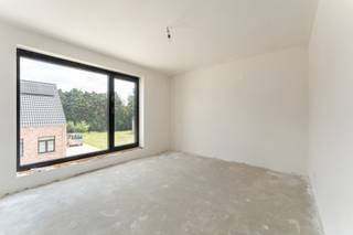 Snel verhuizen naar jouw nieuwbouwwoning? Dat kan in Oeselgem, een charmante deelgemeente van Dentergem! Ontdek deze reeds gebouwde woning en geniet van het landelijke karakter van de prachtige streek, met idyllische Leiearmen en uitnodigende wandelpaden. Bovendien is deze locatie uitstekend bereikbaar: Waregem en Deinze liggen op slechts 15 minuten rijden.
Deze moderne, nieuwe woning op lot 6 omvat: een inkomhal, een ruime woon- en eetkamer met veel lichtinval, een open keuken, een bureau en een praktische berging. Op de eerste verdieping vind je drie slaapkamers, een badkamer en een extra berging.
Kom zelf ontdekken wat deze woning te bieden heeft!
Contacteer ons voor meer informatie of een afspraak. Wil je de locatie alvast bekijken? De verkaveling bevindt zich links naast Vijvestraat 30 in Oeselgem.