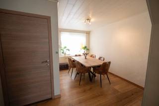 Centraal, doch rustig gelegen in dorpskern, op boogscheut invalsweg en openbaar vervoer vinden we deze leuke grotendeels gerenoveerde woning terug.De...