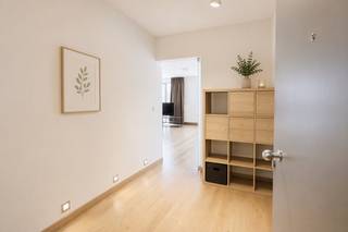 <div>
<div>
<div>
<div>
<div><span><strong>Instapklaar appartement met 2 slaapkamers en ondergrondse autostaanplaats in Residentie "De Plaetse" te Arendonk.<br /><br /><u>Een bezoek aanvragen kan eenvoudig via onze website: www.immodrie.be. Zoek het pand terug onder 'Te Huur' en selecteer vervolgens op de pagina de optie 'Bezoek aanvragen'. Omwille van de grote reeks aanvragen, worden verzoeken via Immoscoop of andere portaalsites niet verwerkt.</u><br /></strong></span></div>
</div>
</div>
</div>
</div>
<p>In de verzorgde Residentie <em>De Plaetse</em> te Arendonk bevindt zich dit ruime appartement op de tweede verdieping. Op deze verdieping zijn slechts twee andere appartementen aanwezig, wat zorgt voor een rustige en aangename woonomgeving.</p>
<p>Bij het betreden van het appartement komt u terecht in een ruime inkomhal met voldoende plaats voor het voorzien van een vestiairekast, schoenenkast of extra opbergruimte. Via een stijlvolle glazen deur bereikt u de lichtrijke leefruimte. Dankzij de grote raampartijen geniet deze ruimte van een aangename natuurlijke lichtinval, terwijl het open karakter u alle vrijheid biedt om de woon- en eetruimte volledig naar eigen smaak in te richten. Vanuit de leefruimte is er toegang tot een zuid-oost gericht terras.</p>
<p>Aansluitend bevindt zich de halfopen keuken, praktisch ingericht met een keukenwand voorzien van kookplaat en ruime opbergmogelijkheden. Aan de overzijde vindt u een vaste ontbijttafel en een functionele kastenwand met ingebouwde combi-oven en koelkast. Naast de keuken bevindt zich een praktische voorraadberging, uitgerust met een vaatwasser en aansluiting voor een wasmachine.</p>
<p>Vanuit de leefruimte geeft een tweede glazen deur toegang tot de nachthal. Hier bevinden zich twee volwaardige slaapkamers, ideaal als master bedroom, kinderkamer, bureau of hobbyruimte. Verder beschikt het appartement over een verzorgde badkamer met ligbad voorzien van douchearmatuur en een badkamermeubel met enkele wastafel. Een apart gastentoilet vervolledigt het geheel.</p>
<p>Als extra troef beschikt het appartement over een privatieve ondergrondse autostaanplaats, wat zorgt voor extra comfort en gebruiksgemak.</p>