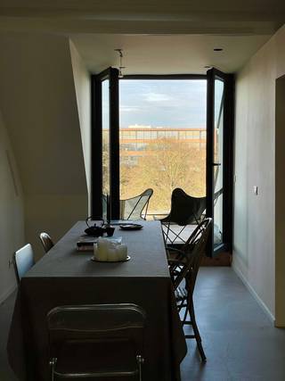 <p><strong>Gent – Begijnhoflaan</strong><br /><strong>Beschikbaar vanaf 1 september 2026</strong></p>
<p>Op zoek naar een <strong>volledig vernieuwd en stijlvol dakappartement</strong> op wandelafstand van het centrum van Gent? Dit <strong>lichtrijk appartement</strong> combineert comfort, smaakvolle inrichting en een toplocatie!</p>
<h4>✨ Troeven:</h4>
<ul>
<li>
<p>️ <strong>Volledig gemeubeld</strong>, inclusief designstukken zoals een hippe zwevende zitbank</p>
</li>
<li>
<p>️ <strong>1 slaapkamer</strong> + aparte <strong>bureauruimte</strong> – ideaal voor thuiswerk</p>
</li>
<li>
<p><strong>Zicht over Gent</strong> vanuit de leefruimte</p>
</li>
<li>
<p>️ <strong>Totaalrenovatie in 2025</strong>, inclusief <strong>nieuw dak</strong></p>
</li>
<li>
<p><strong>EPC gunstiger dan B</strong> (nog te actualiseren)</p>
</li>
<li>
<p>Veel <strong>lichtinval</strong>, moderne afwerking</p>
</li>
<li>
<p>‍♂️ <strong>Fietsstalling</strong> + <strong>kelderberging</strong> inbegrepen</p>
</li>
<li>
<p><strong>Lage gemeenschappelijke kosten</strong></p>
</li>
<li>
<p>❌ Geen lift (kleine residentie)</p>
</li>
</ul>
<h4>Ligging:</h4>
<ul>
<li>
<p>Rustige, brede laan net buiten het stadscentrum</p>
</li>
<li>
<p>Op <strong>wandelafstand van historisch Gent</strong></p>
</li>
<li>
<p>Dicht bij <strong>invalswegen</strong>, vlot bereikbaar<br /><br />+ 70 euro vaste kosten<br /><br /></p>
</li>
</ul>
<hr />
<p><strong>Interesse of afspraak maken?</strong><br />Simon Coens – Cornelis &amp; Partners<br />✉️ simon@cornelis-partners.be<br />www.cornelis-partners.be<br />0478/206.774</p>