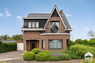 <p><strong>Charmante gezinswoning met 3 slaapkamers.</strong></p>

<p>Bent u op zoek naar een <strong>ruime gezinswoning met karakter</strong>, veel lichtinval en tal van mogelijkheden? Dan zal deze <strong>charmante woning</strong> u ongetwijfeld weten te bekoren.</p>

<p>Dankzij de <strong>vele raampartijen</strong> geniet de woning van een overvloed aan natuurlijk licht, wat zorgt voor een aangename en warme sfeer in elke leefruimte. De ruime woonkamer straalt <strong>gezelligheid</strong> uit en wordt extra geaccentueerd door de <strong>prachtige volhouten parketvloer</strong>, die zorgt voor een tijdloze uitstraling.</p>

<p>De woning beschikt over <strong>drie slaapkamers</strong> en biedt daarnaast op het gelijkvloers een extra ruimte die flexibel kan worden ingericht volgens uw noden. Deze kamer is eveneens voorzien van een volhouten parketvloer en leent zich perfect als hobbyruimte, bureau, speelkamer of zelfs als <strong>extra slaapkamer.</strong></p>

<p><strong>Enkele troeven:</strong></p>

<ul><li>Ruime gezinswoning met veel charme</li><li>Grote raampartijen en uitzonderlijke lichtinval</li><li>Extra multifunctionele ruimte op het gelijkvloers</li><li>Tal van indelings- en gebruiksmogelijkheden</li><li>Aangename en warme woonbeleving</li><li>Aangenaam perceel</li><li>Gunstige ligging</li></ul>

<p>Deze woning combineert <strong>ruimte, karakter en flexibiliteit</strong>, waardoor ze perfect aansluit bij de wensen van een modern gezin of iemand die extra ruimte zoekt voor thuiswerk of hobby's.</p>