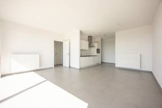 <strong>Recent (2019) instapklaar appartement met o.a. 2 slaapkamers, terras en autostaanplaats in het centrum van Turnhout. Conforme elektriciteit, E-peil E50 en asbestvrij.</strong><br />
<p><strong>Ligging:</strong> Centrale ligging in het centrum van Turnhout, met horeca, winkels, scholen, openbaar vervoer… op fiets- en wandelafstand. Ook de Nieuwe Kaai en het vennengebied liggen op enkele minuten van het appartement.</p>
<p><strong>Indeling: </strong>keuken, eetkamer, leefruimte, nachthal, eerste slaapkamer, badkamer, tweede slaapkamer, wasplaats, toilet, terras, ondergrondse autostaanplaats</p>
<p><strong>Omschrijving: </strong>Dit instapklare appartement (bouwjaar 2019) bevindt zich op de derde verdieping van Residentie Zomerlinde, midden in het centrum van Turnhout.</p>
<p>Via de inkomhal, waar voldoende ruimte is voor een kapstok of vestiairekast, betreedt u het appartement. De keuken, eetkamer en leefruimte vormen samen één ruime en open leefomgeving. De volledig uitgeruste keuken beschikt over een spoeltafel, keramische kookplaat, dampkap, combi-oven, koelkast met vriesvak en vaatwasser.</p>
<p>De leefruimte geniet van veel natuurlijk licht dankzij de brede raampartij over de volledige gevelbreedte. Het grote schuifraam geeft rechtstreeks toegang tot het zuidgericht terras.</p>
<p>Aansluitend bereikt u via de leefruimte de nachthal, die toegang biedt tot twee slaapkamers, een apart toilet, een wasplaats en de badkamer. De badkamer is uitgerust met een bad, douche en dubbele wastafel.</p>
<p>Daarnaast beschikt het appartement ondergronds over een privatieve staanplaats, waar u uw wagen steeds veilig en droog kan parkeren, evenals een praktische kelderberging. Beide zijn inbegrepen in de prijs.</p>
<p>De gemeenschappelijke kosten (provisie) bedragen €94,93/maand. Verder is de residentie voorzien van een collectief verwarmingssysteem op gas, waarbij uw persoonlijk verbruikt wordt opgemeten door een privatieve meter, zodat u enkel betaalt voor uw eigen verbruik.</p>
<p>Bijzondere informatieplicht: in aanvraag</p>