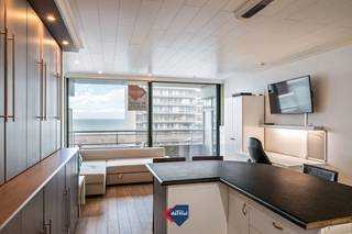 Droomt u van wonen of investeren aan zee? Deze charmante studio op de vierde verdieping van Residentie Royal Ascot biedt een prachtig...