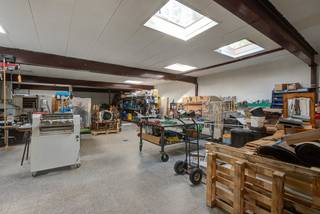 <span>HANDELSPAND MET WOONST MET DIVERSE MOGELIJKHEDEN IN ZUTENDAAL</span><br /><br /><span>*** Bekijkt U deze woning via een aanverwante website? Surf dan naar https://matisimmo.be/nl/aanbod/3794725/handelspand-met-woonst-te-koop-in-3690-zutendaal en klik op volgende link voor het INTERACTIEF GRONDPLAN: </span>https://grondplan.matisimmo.be/grondplan/?map=ZutendaalAsserweg39 <span>***</span><br /><br />Aan de Asserweg 39 in Zutendaal bevindt zich dit handelspand met woonst. De voormalige bakkerij met achterliggend magazijn en bijhorende woning biedt diverse mogelijkheden en veel potentieel.<br /><br />De winkelruimte bevindt zich aan de straatzijde en bestaat uit winkelruimte met achterliggend een koelruimte en 2 ateliers waarvan één circa 15m op 10m groot is en het andere een grootte heeft van circa 10m op 6m. Het dak van de garage is reeds vervangen in 1988 (aluminium platen) en de dakbedekking van het hoofdgebouw werd vernieuwd in 2000 (epdm).<br /><br />Door de grote woonoppervlakte is er de mogelijkheid om op de eerste verdieping een aparte woongelegenheid te creëren. Ook de ligging vlakbij E314, Genk en Maastricht is zeer gunstig en vlot bereikbaar. Momenteel bevinden zich op de eerste verdieping 5 slaapkamers, een badkamer voorzien van dubbele lavabo en ligbad en enkele bergruimtes.<br />Tevens is er een gedeelte kelder dat dienst kan doen als voorraadruimte.<br /><br /><span>Dit pand kan onderhevig zijn aan de renovatieverplichting die door de Vlaamse overheid wordt opgelegd voor residentiële gebouwen. Consulteer voor meer informatie de website van het Vlaams Energie- en Klimaatagentschap via </span><span>https://www.energiesparen.be/renovatieverplichting-residenti%C3%ABle-gebouwen-2023</span><span>.</span><br /><br />De vermelde woonoppervlakte is steeds de bruikbare vloeroppervlakte overgenomen uit het EPC-verslag. <br /><br />Wenst u het geheel te bezoeken en de opportuniteiten te bekijken? <span>Neem voor een bezoek ter plaatse vrijblijvend contact op met ons kantoor via 089/44.00.00 of </span>info@matisimmo.be<span>.</span>