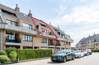 <p>Ruim appartement in Middelkerke met 3 slaapkamers en meerdere terrassen.</p>
<p> </p>
<p>Dit appartement uit 2005 combineert een praktische indeling met aangename leefruimtes op een centrale ligging in Middelkerke. Dankzij de drie slaapkamers en twee badkamers biedt deze eigendom veel comfort voor gezinnen, tweede verblijvers of wie extra ruimte zoekt aan de kust. De lichtrijke woonkamer sluit aan op de terrassen, waardoor binnen en buiten mooi in elkaar overvloeien. Bovendien beschikt het appartement over een berging en kelder (7m²), wat zorgt voor extra gebruiksgemak en opbergruimte. Een interessante opportuniteit voor wie een appartement aan zee wil kopen in Middelkerke. Aankoop van een aparte garage (21m², 1,85m hoog) in de residentie is mogelijk.</p>
<p> </p>
<p>Belangrijkste ruimtes:<br />• Ruime woonkamer met veel lichtinval en toegang tot het terras<br />• Functionele keuken aansluitend op de leefruimte<br />• 3 volwaardige slaapkamers<br />• 2 badkamers voor extra comfort<br />• Meerdere terrassen om van het buitenleven te genieten<br />• Praktische berging<br />• Kelderruimte voor extra stockage<br />• Optie tot aankoop garage in de residentie</p>
<p> </p>
<p>Troeven:<br />• Appartement met 3 slaapkamers en 2 badkamers<br />• Meerdere terrassen en aangename leefruimtes<br />• Centrale ligging in Westende-dorp</p>
<p> </p>
<p>Neem vandaag nog contact op met je ERA-makelaar voor een bezoek.</p>
<p> </p>
<p>JOUW DROOMAPPARTEMENT. ZO GEVONDEN!</p>