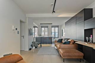 Trendy gemeubeld appartement op het Zuid – beschikbaar vanaf 1 september 2026<br /><br />Dit stijlvolle en volledig gemeubelde 1-slaapkamerappartement ligt in de bruisende buurt op het Zuid, een toplocatie vlak bij de Amerikalei, Troonplaats en het Vlinderpaleis. Geniet van de vele hippe cafés, gezellige terrasjes, winkels en een uitstekende verbinding met het openbaar vervoer. Hier woon je in het hart van Antwerpen, met alles binnen handbereik.<br /><br />Het appartement heeft een praktische indeling met een aangename leefruimte en een open keuken, voorzien van een kookeiland, inductiekookplaat, oven, ingebouwde koelkast en voldoende opbergruimte. Vanuit de leefruimte heb je toegang tot een rustig en gezellig terras aan de achterzijde. De badkamer is uitgerust met een douche, wastafel en toilet en grenst aan de ruime slaapkamer met een comfortabel tweepersoonsbed.<br /><br />Troeven:
<ul>
<li>Volledig gemeubeld inclusief zetel, bed, fauteuil, kleerkast, was- en droogmachine, keukentoestellen en bureau</li>
<li>Laag energieverbruik (EPC B)</li>
<li>Instapklaar</li>
<li>Lage gemeenschappelijke kosten (€45/maand)</li>
</ul>
Wil jij wonen in een van de hipste buurten in Antwerpen? Neem contact op via laura@wellimmo.net of bel +32 3 225 00 68.