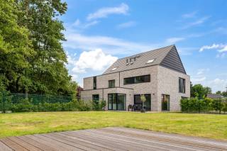 Op zoek naar een energiezuinige en moderne woning op een gunstige locatie te Laakdal? Dan is deze prachtige woning precies wat u zoekt! Deze woning...