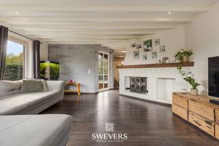 Voor meer info en foto’s, surf naar www.swevers.be – Deze open bebouwing op Gerhees 63 in Oostham, gebouwd in 1986, biedt een veelzijdige woonoplossing dankzij de combinatie van een hoofdwoning en een volwaardig tweede wooneenheid. Ideaal voor kangoeroewonen, een praktijk aan huis of aparte studio. De woning verkeert in normale staat en werd de afgelopen jaren deels vernieuwd: keuken (2023), badkamer en gasketel (2024), ramen en spouwmuurisolatie (2019).<br />Op het gelijkvloers kom je via de inkomhal met gastentoilet in de leefruimtes. De woonkamer sluit aan op een halfopen, vernieuwde keuken met eethoek. Verder is er een ruime eetkamer, een gezellige zithoek met zicht op de tuin, een berging en een veranda. Op de verdieping bevinden zich drie slaapkamers (12,25 m², 12,25 m² en 18,75 m²), een badkamer, apart toilet en kastruimte.<br />De tweede wooneenheid bevindt zich volledig op het gelijkvloers. Beschikt over een eigen leefruimte met open keuken (25 m²), een slaapkamer (12,78 m²) en een badkamer, toilet, aparte inkom perfect als aparte wooneenheid. Het perceel van 9a 89ca is noordwest gericht en biedt aangename zonmomenten in de tuin met veel privacy.<br />Rustig gelegen met scholen op 900 m, openbaar vervoer op 400 m en winkels op 1 km. De snelweg ligt op 6 km. Een eigendom met veel mogelijkheden en toekomstpotentieel. Voor meer informatie, bel 011 255 155. Bron bewoonbare oppervlakte: EPC – verslag.