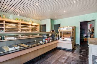 Deze handelszaak ligt op een toplocatie in het centrum van Koningshooikt.Vooraan situeert zich de winkelruimte met een werkruimte/atelier alsook de...