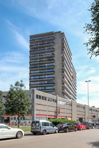 Ondergrondse afgesloten dubbele garagebox (in cascade) te koop in residentie Den Dreihoek. Zeer centraal gelegen in de nabijheid van de...