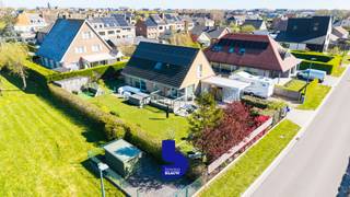 Gelegen langs één van de mooiste lanen van Bredene, in de gegeerde villawijk 'Breeweg' bevindt zich deze perfect onderhouden en instapklare villa (bouwjaar 2004). Hier woon je in alle rust, op wandelafstand van school, winkels, wandelpaden, duinen, strand en zee – een unieke combinatie van comfort en topligging.<br /><br />De woning verwelkomt je met een ruime oprit die plaats biedt aan twee wagens én een mobilhome, ideaal voor levensgenieters.<br /><br />Binnenin word je meteen verrast door de uitzonderlijk ruime en lichtrijke leefruimte. De gezellige zithoek met houthaard vormt het warme hart van de woning, aangevuld met een bureau- of speelruimte en een royale eethoek. De aansluitende, geïnstalleerde keuken is uitgerust met onder andere oven, microgolf en inductiekookplaat en verkeert in onberispelijke staat. De stijlvolle coffee corner maakt het geheel compleet.<br /><br />Aansluitend vind je een praktische berging met doorgang naar de wasruimte en de garage – bijzonder handig in het dagelijks leven. In de garage is bovendien een extra doucheruimte voorzien, ideaal na het sporten of een dagje aan zee.<br /><br />De zonnig georiënteerde tuin biedt maximale privacy en rust, zonder inkijk van buren. Hier geniet je in alle sereniteit van het buitenleven. De twee tuinhuizen zorgen voor extra opbergruimte.<br /><br />De inkomhal is praktisch ingericht met ingemaakte kasten onder de trap en voldoende ruimte voor jassen en schoenen. Daarnaast beschikt de woning over een centraal stofzuigsysteem, wat het wooncomfort extra verhoogt.<br /><br />Op energetisch vlak scoort deze woning zeer goed met een EPC-label B. De 24 zonnepanelen (met certificaten tot 2030) en de recent vernieuwde gaswandketel (2 jaar geleden) dragen bij aan een energiezuinig en toekomstgericht geheel.<br /><br />Op de verdieping bevinden zich drie ruime slaapkamers, waarvan twee met een eigen dressing. Daarnaast is er nog een zolder die extra mogelijkheden biedt.<br /><br />De woning is gelegen op een perceel van maar liefst 706 m² en beschikt over een regenwaterput van 10.000 liter, een duurzame meerwaarde.<br /><br />Kortom: een uitzonderlijk goed onderhouden, ruime en energiezuinige villa op een toplocatie vlak bij zee. 