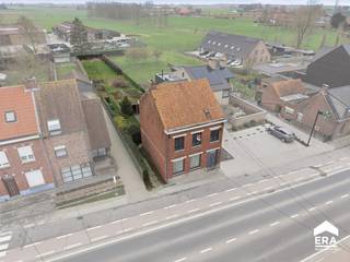 [[ DIT PAND NEEMT DEEL AAN DE ERA OPEN HUIZEN DAG OP 14/3 VAN 17:30 TOT 18:30 ]]
<p><strong>Te koop: karaktervolle woning in Elverdinge, gelegen aan de Veurnseweg met vlotte verbinding naar de invalswegen.</strong></p>

<p> </p>

<p>Deze ruime woning (<strong>174m² bewoonbaar oppervlak</strong>) uit 1935 biedt een solide basis en een ruime indeling, ideaal voor wie op zoek is naar een gezinswoning met potentieel. De ligging langs een belangrijke toegangsweg zorgt voor een goede bereikbaarheid. Met drie slaapkamers en een zolder biedt het huis voldoende plaats voor een gezin of voor wie graag extra hobby- of werkruimte heeft.</p>

<p> </p>

<p>Belangrijkste ruimtes:<br />• Woonkamer met natuurlijke lichtinval.<br />• Functionele keuken met ruimte voor eettafel.<br />• Ruime <strong>kelder</strong><br />• Badkamer op het gelijkvloers<br />• Drie slaapkamers.<br />• Zolder met extra bergruimte of mogelijkheden voor uitbreiding.<br /><strong>• Diepe tuin met tuinberging</strong></p>

<p> </p>

<p>Troeven:<br />• Ruime woonst met veel potentieel.<br />• Goede bereikbaarheid via invalswegen.<br />• Ruime indeling met 3 slaapkamers en zolder.<br /><strong>• Diepe tuin met zij-uitweg.</strong></p>

<p> </p>

<p>Neem vandaag nog contact op met je ERA-makelaar voor een bezoek.</p>

<p> </p>

<p>JOUW DROOMHUIS. ZO GEVONDEN!</p>