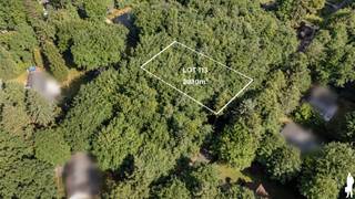 In een rustige en groene residentiële omgeving bieden wij u deze ruime bouwgrond aan (ca. 2030m²), gelegen in de geliefde Middendreef te Kalmthout.<br /><br />Met een <strong>royale straatbreedte </strong>van circa 35 meter en een diepte van ongeveer 58 meter biedt dit perceel tal van mogelijkheden voor het realiseren van een vrijstaande woning binnen de geldende stedenbouwkundige voorschriften.<br /><br />De ligging combineert <strong>rust </strong>met <strong>bereikbaarheid</strong>: op korte afstand van winkels, scholen, openbaar vervoer en invalswegen.<br /><br />Troeven:<br />- Perceeloppervlakte ca. 2.030 m²<br />- Breedte aan straat: ca. 35 m<br />- Diepte: ca. 58 m<br />- Rustige en groene ligging<br /><br />Voor verdere informatie over de stedenbouwkundige voorschriften of het inplannen van een plaatsbezoek, neem gerust contact met ons op.