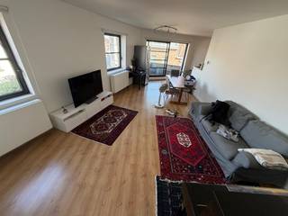 Modern duplexappartement gelegen op de tweede verdieping van een kleinschalige residentie zonder lift. Op de tweede verdieping bevindt zich een lichtrijke leefruimte met aansluitend een gezellig terras, een open en volledig ingerichte keuken en een apart gastentoilet met handlavabo. Via de interne trap bereikt u de derde verdieping, waar de nachthal toegang biedt tot twee volwaardige slaapkamers en een badkamer uitgerust met een ligbad voorzien van een douchescherm en een enkele lavabo. Verder is er op deze verdieping een praktische berging met de individuele gaswandketel. Tot het appartement behoort eveneens een privatieve kelderberging. Er is geen garage of autostaanplaats aanwezig. De maandelijkse lasten bedragen 75 € provisie voor de gemeenschappelijke delen. Individuele tellers voor verwarming, water en elektriciteit. Dankzij het EPC-label C geniet u bovendien van een energiezuinige woning met een gunstige energieprestatie.