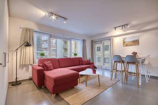 Deze praktisch ingerichte studio bevindt zich op de hoek van de moderne residentie <strong>Chateau Les Dunes</strong> en combineert comfort met een doordachte indeling. Het gebouw is uitgerust met alle nodige faciliteiten: een ruime fietsenberging met twee private fietshaken, een parkeerplaats om vlot uit te laden, een aparte vuilniskelder en een ruim gemeenschappelijk zonneterras op de bovenverdieping. Bovendien is het gebouw volledig rolstoeltoegankelijk en voorzien van een AED-toestel.<br /><br />De zuidgerichte studio bevindt zich op de tweede verdieping en geniet van een overvloed aan natuurlijke lichtinval. De indeling omvat een inkomhal, een lichtrijke woon- en eetruimte met toegang tot het terras en een open keuken uitgerust met een elektrisch kookvuur, koelkast en combi-microgolfoven.<br />In de leefruimte is een extra slaapmogelijkheid voorzien, waardoor het appartement geschikt is voor vier personen. De aparte slaaphoek vormt een absolute meerwaarde en zorgt voor extra privacy.<br />De badkamer beschikt over een douche, lavabo en toilet.<br /><br />Extra troeven:
<ul>
	<li><span>Mogelijkheid tot aankoop van de aanwezige meubelen</span></li>
	<li><span>Verwarming op aardgas</span></li>
	<li><span>Houten schrijnwerk met dubbele beglazing</span></li>
	<li><span>Energiezuinig met een uitstekende EPC-score: <strong>E81</strong></span></li>
	<li><span>Elektrische installatie conform het AREI</span></li>
</ul>
De verkoop van deze studio gebeurt onder de erfpachtformule.<br />Een ideale opportuniteit als tweede verblijf, investering of compacte woonst aan de kust, met alle comfort binnen handbereik.<br /><br /><br /> 