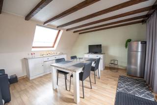 Bent u op zoek naar een instapklaar appartement op een uitstekende locatie, of wenst u te investeren in vastgoed met een mooi verhuurpotentieel? Dan is dit charmante dakappartement in het hart van Deerlijk zeker een bezoek waard!<br /><br />Dit appartement, gebouwd in 1987, beschikt over een bewoonbare oppervlakte van ongeveer 56 m² en is praktisch ingedeeld. De lichtrijke leefruimte, de aparte slaapkamer en de functionele keuken maken het tot een aangename woonst voor alleenstaanden of koppels.<br /><br />Vooraan geniet u bovendien van een knus terrasje, waar u rustig kunt ontspannen.<br /><br />Extra troeven:<br /><br />* Lift aanwezig in het gebouw.<br />* Garage inbegrepen in de vraagprijs, gelegen vlak naast de inkomhal, wat zorgt voor extra comfort en een vlotte bereikbaarheid.<br />* Centrale ligging, op wandelafstand van winkels, horeca en andere voorzieningen.<br /><br />Dankzij de gunstige ligging en praktische indeling is dit appartement zowel ideaal voor eigen bewoning als voor wie op zoek is naar een interessante investering met verhuurmogelijkheden.<br /><br />Wenst u dit appartement te bezoeken? Contacteer ons gerust via 09/388.53.53 of stuur een e-mail naar tom@immoroba.be. Wij helpen u graag verder en plannen met plezier een bezoek in.