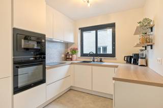 <span>Op een residentiële locatie in hartje Sint-Kruis bevindt zich dit TRENDY GERENOVEERD appartement met 2 SLAAPKAMERS, GARAGE &amp; ZONNIG TERRAS. Dit LUMINEUS appartement (2°V) is praktisch ingedeeld: inkomhal met toilet, zonovergoten leefruimte met toegang tot het ZUIDgericht TERRAS, prachtig gerenoveerde keuken (o.a. inductiekookplaat, oven, microgolfoven, vaatwas, ijskast, diepvries, ...), 2 ruime slaapkamers, moderne badkamer (ligbad met douche, lavabo, handdoekdroger) en berging/wasplaats. Extra's: dubbele beglazing in PVC, goedgekeurde elektriciteit, kleine en verzorgde residentie, inclusief GARAGE. TOPLOCATIE in de nabijheid van centrum Brugge, winkels, scholen, openbaar vervoer,... Maak jij van dit sprankelend appartement jouw nieuwe thuis?</span><br /> 