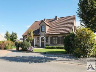 <h1><span>Charmante vrijstaande woning in landelijke stijl op een rustige locatie in Munsterbilzen!</span></h1><p><span>Op zoek naar een ruime gezinswoning met karakter, een gezellige tuin en een prachtige, groene omgeving?</span><span> Dan is deze charmante vrijstaande woning, gelegen aan de Oude Tramweg 31 in Munsterbilzen, absoluut een bezoekje waard!</span></p><p><span>Deze woning in landelijke stijl bevindt zich op een mooi perceel in een rustige straat, vlak bij het Munsterbos en het Nationaal Park Hoge Kempen. Hier geniet je van een aangename woonomgeving, mooie vergezichten en alle ruimte om helemaal tot rust te komen.</span></p><h3><span>Indeling</span></h3><p><span>Gelijkvloers</span></p><p><span>Via de inkomhal met apart gastentoilet betreden we de woning. De ruime en lichtrijke leefruimte vormt het hart van de woning en wordt gekenmerkt door een authentieke schouw die meteen voor een warme, gezellige uitstraling zorgt. Dankzij het schuifraam geniet je bovendien van een mooi zicht op de tuin en een aangename verbinding tussen binnen en buiten.</span></p><p><span>Aansluitend bevindt zich de keuken, met daarnaast een bijzonder ruime en praktische berging. Verder beschikt de woning over een inpandige garage, uitgerust met een smeerput. Een interessante extra voor wie graag aan wagens sleutelt of nood heeft aan een praktische werkruimte.</span></p><p><span>Eerste verdieping</span></p><p><span>Op de eerste verdieping bevinden zich drie ruime slaapkamers. De master bedroom beschikt bijkomend over een afzonderlijke dressing. Verder is er de badkamer, uitgerust met een ligbad, douche, lavabo, toilet en bidet. Dankzij de natuurlijke lichtinval is ook deze ruimte bijzonder aangenaam.</span></p><p><span>Daarnaast zijn er nog twee volwaardige slaapkamers, ideaal als kinderkamer, logeerkamer of thuiskantoor.</span></p><p><span>Kelderverdieping</span></p><p><span>Een absolute meerwaarde is de volledig onderkelderde woning. Deze verdieping biedt een zee aan bijkomende ruimte en tal van mogelijkheden voor het inrichten van een hobbyruimte, atelier, werkruimte of extra opslagruimte.</span></p><p><span>Buitenruimte</span></p><p><span>Ook buiten heeft deze woning heel wat te bieden! De gezellige tuin vormt een heerlijke plek om te ontspannen, te genieten van het groen of samen met familie en vrienden gezellige momenten door te brengen.</span></p><p><span>De rustige ligging, het landelijke karakter en de nabijheid van prachtige natuurgebieden maken het plaatje compleet.</span></p><h3><span>Goed om te weten!</span></h3><p><span>De huidige bewoners zijn momenteel volop bezig met de voorbereidingen van hun verhuis naar hun nieuwe stekje, daardoor komt de woning op korte termijn vrij! Ideaal voor wie snel zijn intrek wil nemen en eventueel nog vóór het einde van dit jaar de aankoopakte wil laten verlijden, met de mogelijkheid om aan te kopen tegen het verlaagde registratietarief van 2%, indien men hiervoor in aanmerking komt.</span></p><h3><span>Troeven van deze woning</span></h3><ul><li><span>Charmante vrijstaande woning in landelijke stijl</span></li><li><span>Rustige ligging op een mooi perceel met groen uitzicht</span></li><li><span>Ruime leefruimte met authentieke schouw</span></li><li><span>Drie volwaardige slaapkamers, waaronder een master bedroom met dressing</span></li><li><span>Royale badkamer met ligbad én douche</span></li><li><span>Volledig onderkelderd met tal van gebruiksmogelijkheden</span></li><li><span>Inpandige garage met smeerput</span></li><li><span>Gezellige tuin</span></li><li><span>Snelle beschikbaarheid</span></li><li><span>Nabij het Munsterbos en het Nationaal Park Hoge Kempen</span></li></ul><p><span>Benieuwd naar de mogelijkheden van deze charmante woning?</span></p><p><span>Neem vandaag nog contact met ons op via <span>info@immopa.be</span></span><span> of via 089/50.35.85.</span></p>