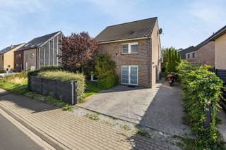 <p><span>Immo Pické biedt U deze recente en instapklare woning uit 2012 aan, gelegen in Sint-Pieters-Leeuw. De woning geniet bovendien van een gunstige ligging, in de onmiddellijke nabijheid van scholen, winkels, openbaar vervoer en belangrijke verbindingswegen. </span><span>U wordt verwelkomd in een inkomhal met een apart gastentoilet. Aansluitend bevindt zich de ruime en lichtrijke woonkamer met een open, volledig geïnstalleerde keuken. Naast de keuken is er een praktische berging, ideaal voor extra stockage en eveneens geschikt als wasplaats. </span><span>Op de eerste verdieping bevindt zich de nachthal met toegang tot drie slaapkamers, waarvan twee voorzien zijn van ingebouwde kasten. Daarnaast beschikt deze verdieping over een uitgeruste badkamer met ligbad, aparte douche en toilet. </span><span>Op de tweede verdieping bevindt zich nog een ruime vierde slaapkamer, aangevuld met een praktische zolderberging. </span><span>Het perceel is volledig omheind en beschikt over een elektrische poort aan de oprit. Buiten beschikt de woning over een aangenaam terras met een onderhoudsvriendelijke tuin en een ruime tuinberging. Daarnaast zijn er voor de woning meerdere autostaanplaatsen voorzien. De woning zal uiterlijk één maand na het verlijden van de akte vrij van gebruik zijn.<br /></span>Bijkomende troeven: EPC-label A, conforme elektrische installatie, 18 zonnepanelen, centrale verwarming op gas, warmtepompen, ventilatiesysteem, rolluiken, zonnetent en alarmsysteem.</p>
<p><span>Wenst u meer informatie of een bezoek aan deze woning? Aarzel dan zeker niet om ons te contacteren!</span></p>