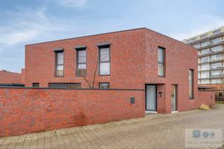 Op een uiterst rustige locatie te Deurne-Zuid, bevindt zich deze prachtige villawoning met modern karakter.<br /><br />Deze recente, vrijstaande woning werd gebouwd in 2020 en is gelegen in een kindvriendelijke buurt met plaatselijke kleinhandel, scholen en openbaar vervoer binnen handbereik. Tevens vlotte verbinding naar centrum Antwerpen alsook Ring van Antwerpen (R1).<br /><br />We komen de woning binnen langs de ruime inkomhal met apart gastentoilet en geriefelijke berging met voorziening wasmachine en droogkast. Verder geeft de inkomhal toegang tot de eerste verdieping alsook tot de leefruimte.<br /><br />De leefruimte, opgedeeld in zithoek en eetplaats geniet maximale lichtinval door de vele raampartijen. Vervolgens treffen we de volledig uitgeruste op keuken met hedendaagse toestellen en aansluitende berging met achtertoegang.<br /><br />Terug in de inkomhal, geeft de vaste trap toegang tot de bovenverdieping. Deze maakt plaats voor een open bureauruimte, 2 ruime slaapkamers en geïnstalleerde badkamer. Initieel werd de woning voorzien met 4 slaapkamers, dewelke vlot te creëren zijn.<br /><br />Via het schuifraam betreden we het zuid georiënteerd terras alsook de volledig omheinde tuin. Voorzieningen voor buitenzwembad aanwezig. De overdekte carport, met voorziening laadpaal, biedt plaats voor 2 wagens.<br /><br />Troeven: EPC label A, vloerverwarming/koeling, warmtepomp, alarminstallatie<br /><br />Kom deze prachtige villawoning ontdekken tijdens een plaatsbezoek!