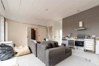 <p><span>Appartement avec 1 chambre et terrasse (12m²) à Merksem</span></p><p><span> </span></p><p><span>Situation :</span></p><p><span>Cet appartement est à vendre dans un quartier récemment rénové et réaménagé de Merksem, dans la Heirmanstraat. En face de l'appartement se trouve une place verte. En outre, toutes les possibilités de transport public, les magasins et les établissements de restauration sont accessibles à pied.</span></p><p><span> </span></p><p><span>Disposition :</span></p><p><span>L'appartement est situé au deuxième étage d'un immeuble de 6 appartements. Il n'y a pas d'ascenseur et donc pas de frais communs ! Vous pouvez garer votre voiture dans le garage, qui peut également être acheté. Vous pouvez ranger votre vélo en toute sécurité dans le local à vélos commun.</span></p><p><span> </span></p><p><span>L'espace de vie est situé à l'arrière et a un accès direct à la terrasse d'environ'd'une superficie d'environ 8,5m². La cuisine est ouverte et dispose d'un espace de rangement pratique à côté. De plus, il y a une autre chambre à coucher, avec une salle de bain attenante et des toilettes séparées.</span></p><p><span> </span></p><p><span>Détails :</span></p><p><span>- rénové en 2023</span></p><p><span>- loué 850 euros/mois</span></p><p><span>- pas de frais communs</span></p><p><span>- électricité conforme</span></p><p><span>- surface habitable 55m² cfr. EPC</span></p><p><span> </span></p><p><span>Vous êtes intéressé par cet appartement à Merksem, vous cherchez d'autres biens immobiliers ou vous souhaitez connaître la valeur de votre bien ? Dans ce cas, BOLT immo est l'agence qu'il vous faut ! Nous nous ferons un plaisir de vous aider.</span><span> </span></p><p><span> </span></p>