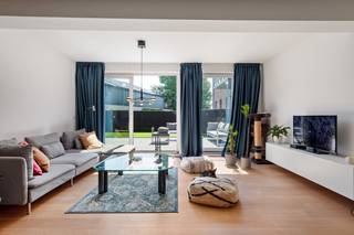 Bent u op zoek naar een gezellig appartement in een rustige doch centrale omgeving? Kom dan zeker eens kijken naar dit gelijkvloers appartement!<br /><br />U betreedt het appartement via de inkomhal dewelke toegang verleent tot de ruime en lichtrijke leefruimte. Vanuit de leefruimte heeft u toegang tot het aangenaam terras. Verder komt u terecht in de volledig geïnstalleerde keuken met eiland, uitgerust met een oven, een microgolf, een vaatwasser, ingemaakte kasten, een inductiekookplaat en een dampkap. Aansluitend bevindt zich een handige berging.<br /><br />Het appartement beschikt over 3 slaapkamers (7m², 12m², 14m²) en een badkamer. Deze is uitgerust met een inloopdouche, een handdoekverwarmer en een dubbele lavabomeubel met spiegelkast. In de nachthal bevindt zich nog een apart toilet met handenwasser. <br /><br />Achter de lichtrijke leefruimte heeft u een ruim recent vernieuwd terras met achteraan toegang tot de algemene tuin met fietsenstalling.<br />Tenslotte is een autostaanplaats en een kelderberging aanwezig. De autostaanplaats is optioneel mee aan te kopen voor €25.000.<br /><br /><br />Pluspunten:<br />+ Centraal gelegen<br />+ Gelijkvloers<br />+ 3 slaapkamers<br />+ Kelder<br />+ Autostaanplaats<br />+ Terras<br />+ Mits plaatsing nieuwe (condensatie)ketel stijgt EPC naar label B<br /><br />Wenst u een bezoek ter plaatse? Contacteer ons op 03 337 50 70 of via info@vbvastgoed.be.