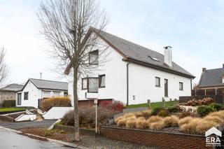 Ben je op zoek naar een ruime villa (258 m²) met 4 slaapkamers, 2 badkamers, tuin en een dubbele garage in een kindvriendelijke buurt? Gevonden!In...