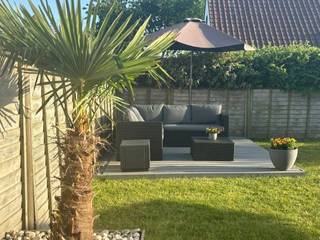 Charmante, instapklare vakantiewoning voor 5 personen op wandelafstand van zee en duinen<br />Op zoek naar een verzorgde en sfeervol ingerichte vakantiewoning aan de kust? Deze prachtig onderhouden woning in vakantiepark Zeewind II in Bredene biedt alles voor een ontspannen verblijf. Het park is rustig, groen en kindvriendelijk, met oog voor privacy en comfort. U geniet er van talrijke faciliteiten, zoals een bewaakt en verwarmd zwembad, tennisvelden, voetbal- en basketbalterreinen, een nieuwe speeltuin en een gezellig restaurant met zonneterras. <br />Deze visserswoning is ideaal als tweede verblijf voor het gezin of als interessante investering voor verhuur. Binnen vindt u een lichte leefruimte met open keuken, volledig uitgerust, een slaapkamer, inkomhal, badkamer en een apart toilet. Verwarming gebeurt via een moderne pelletkachel. Op de bovenverdieping bevindt zich een ruime master bedroom en een extra slaapplaats, perfect voor een familie of gasten.<br />De woning beschikt over een privatieve parkeerplaats op de centrale parking vlak voor het huisje. Een extra troef is de mooi aangelegde, volledig omheinde zuidgerichte tuin. Naast het zonnige terras aan de leefruimte is er ook een gezellig hoekterras met lounge, ideaal om tot ’s avonds van de zon te genieten. In de praktische buitenberging vindt u een was-droogcombinatie en een extra koelkast met diepvries.<br />Conforme electriciteitskeuring.<br />Asbestcertificaat: asbestveilig, geen asbest aanwezig.<br />Troeven:<br />•Instapklare vakantiewoning met 2 slaapkamers (5 slaapplaatsen)<br />•Op wandelafstand van strand, zee en duinen<br />•Zuidgerichte tuin met twee terrassen<br />•Privatieve parkeerplaats<br />•Toegang tot gemeenschappelijk verwarmd zwembad en speelzone<br />•Gelegen aan park Grasduinen met nieuw LAGO-subtropisch zwembad