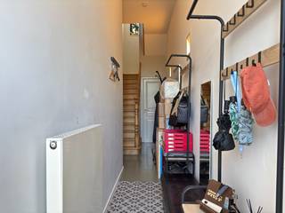In de Wijnpersstraat, binnen de ring van Leuven en op korte afstand van de opritten van de E314 en de E40, bevindt zich deze prachtige rijwoning met drie slaapkamers. Het pand combineert hedendaags wooncomfort met behoud van de authentieke deuren, trappen en vloeren.<br /><br />U komt binnen via de inkomhal met apart gastentoilet. Deze geeft toegang tot de eetkamer, aansluitend op de volledig geïnstalleerde keuken. De eetkamer sluit op haar beurt aan bij de lichtvolle woonkamer met zicht op de stadstuin.<br />Achteraan geeft de woonkamer toegang tot het terras en de volledig aangelegde tuin met tuinhuis. De kelder, met aansluitingen voor wasmachine en droogkast, biedt bijkomende bergruimte.<br /><br />Op de eerste verdieping bevindt zich een ruime slaapkamer met dressing, samen met de badkamer. Via de nachthal op de tweede verdieping bereikt u nog twee slaapkamers, waarvan één ingericht als duplexkamer.<br /><br />De huurprijs bedraagt € 1800 per maand, zonder gemeenschappelijke kosten. De nutsvoorzieningen (gas, elektriciteit en water) zijn ten laste van de huurder. De woning is beschikbaar vanaf 01/10/2026 en wordt verhuurd voor lange termijn.<br /><br />Kortom : Ben je op zoek naar de perfecte combinatie van rust, ruimte en comfort? Dan is deze prachtige rijwoning in het Leuvense precies wat je zoekt. De woning heeft een EPC-label van niveau B, wat wijst op een bijzonder energiezuinige woonst.<br /><br />Interesse in een bezichtiging? Plan snel een afspraak op https://immojanstas.be/nl/huren via onze online agenda, de snelste en efficiëntste manier om een bezichtiging in te plannen! Voor vragen zijn wij beschikbaar op het nummer 016 23 90 81, elke weekdag van 10u tot 13u.