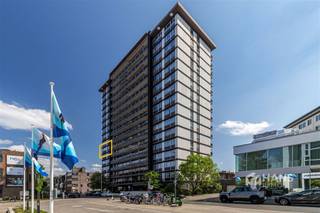 <p><span>Dit appartement is ideaal gelegen net buiten de Singel, op een steenworp van het Rivierenhof — perfect voor wie rustig wil wonen met de stad binnen handbereik. Dankzij de vlotte verbindingen met het openbaar vervoer, de wagen en het velo-deelsysteem geniet je hier van een uitstekende bereikbaarheid. Ook winkels en supermarkten bevinden zich in de directe omgeving.</span></p><p><span>Het appartement bevindt zich op de zesde verdieping van een goed onderhouden gebouw met vijftien verdiepingen. Het dak werd reeds geïsoleerd en de zijgevel werd recent vernieuwd. De vaste kosten bedragen circa €400/maand. In 2021 werd het appartement volledig gerenoveerd, waardoor je hier zonder zorgen kan intrekken. De elektriciteit is conform en de aluminium ramen zijn voorzien van dubbele beglazing.</span></p><p><span>Je komt binnen in de hal met twee praktische ingemaakte vestiairekasten. Vooraan bevindt zich de lichtrijke woonkamer (32 m²), waar je elke dag kan genieten van een prachtig uitzicht over de Antwerpse skyline en indrukwekkende zonsondergangen.</span></p><p><span>De aparte keuken (8 m²) is voorzien van een basisuitrusting. De twee slaapkamers van 10 m² en 16 m² bevinden zich aan de oostzijde, waardoor je hier ontwaakt met de ochtendzon en een open zicht. De grootste slaapkamer geeft bovendien toegang tot het terras van 5 m² met oost-oriëntatie.</span></p><p><span>Centraal in het appartement bevindt zich de badkamer (5 m²) met ligbad/douche en lavabo, en er is ook een apart toilet aanwezig. Tot slot beschikt het appartement nog over een privatieve kelderberging.</span></p><p><span>Ben je op zoek naar een instapklaar appartement met veel lichtinval en unieke vergezichten op elk moment van de dag? Mis deze kans niet! Bewoonbare opp. 93 m² – ref.: bruto vloeropp. Voor meer info of een gratis schatting surf naar </span><span><span>www.hansimmo.be</span></span></p><p><span> </span></p>