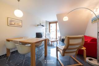 Op zoek naar het echte zeegevoel, centraal gelegen en toch op kleine schaal? Dan is dit een echte voltreffer! Dit appartement maakt deel uit van een kleinschalige residentie, wat meteen zorgt voor een gezellige en rustige uitstraling, en dat op een uiterst centrale locatie.<br /><br />Met 2 terrassen kan u hier naar hartenlust kiezen waar u wil vertoeven, en bovenal geniet u hier van een leuk zeezicht. Of u nu ‘s ochtends uw koffie buiten drinkt met zicht op de golven, of ‘s avonds nog nageniet van een drankje, hier beleeft u de kust op zijn best.<br /><br />Binnenin is het appartement modern ingericht, waardoor u hier zonder zorgen kan intrekken. Met 1 volwaardige slaapkamer is dit appartement ideaal als pied-à-terre aan zee of als vaste stek voor wie van rust en comfort houdt.<br /><br />Op de gelijkvloers is er een kelderberging inbegrepen in de prijs en ook het meubilair krijgt u van de huidige eigenaar. <br /><br />Twijfel dan ook niet langer en maak snel uw afspraak voor een bezichtiging!