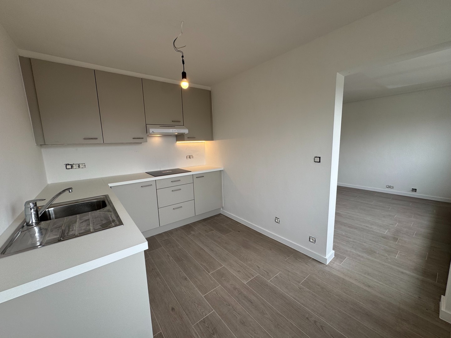 Gerenoveerd tweeslaapkamer appartement te huur met terras - foto 4