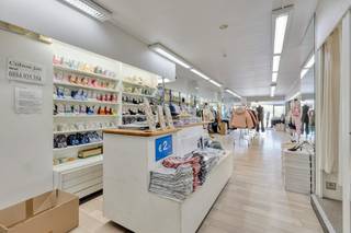 Bent u op zoek naar een commerciële toplocatie of een waardevolle vastgoedinvestering aan de kust? Dit uitzonderlijke handelspand van 150 m² in Residentie Monaco (bouwjaar 1980) ligt op een absolute A-locatie: pal recht tegenover SILT, het kloppende hart van Middelkerke. Hier bent u verzekerd van maximale visibiliteit en een constante stroom van passanten, het hele jaar door.<br /><br />Het pand beschikt over een brede etalage met fantastische lichtinval en biedt de unieke mogelijkheid tot het uitstallen van goederen of een terras op de Zeedijk. Daarnaast is er een zeer grote privékelder aanwezig, ideaal voor stockbeheer en extra voorraad, waardoor de winkelvloer optimaal benut kan worden.<br /><br />Een grote troef is de mogelijkheid tot het vestigen van een domicilie aan de achterzijde. Dit maakt het pand perfect voor een uitbater die wonen en werken wil combineren, of als extra meerwaarde voor investeerders naar verhuur toe.<br /><br />Het pand wordt momenteel succesvol uitgebaat als pop-up, maar is volledig vrij bij akte. Of u nu droomt van een exclusieve retailzaak, een stijlvol kantoor of een vrij beroep; deze locatie biedt eindeloze mogelijkheden.<br /><br />Grijp deze zeldzame kans op de vernieuwde Zeedijk.<br /><br /> Contacteer ons vandaag nog voor meer informatie of een bezoek ter plaatse! <br /><br />Bestuursmaatregelen in het maatregelenregister: nee