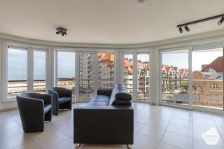 Dit gerenoveerde 2-slaapkamer appartement bevindt zich in de residentie 'Zeezicht' te Nieuwpoort-Bad.<br />De naam van de residentie zegt genoeg, hier kan u ten alle tijde genieten van een<strong> fantastisch frontaal zeezicht.</strong><br /><br />Gelegen op een<strong> absolute topligging</strong>, vormt dit appartement de perfecte uitvalsbasis naar de Zeedijk, de Havengeul en de bruisende winkelstraat van Nieuwpoort-Bad.<br /><br />De indeling is als volgt:
<ul>
	<li>Inkomhal met ruimte voor vestiaire;</li>
	<li>Apart gastentoilet;</li>
	<li><strong>Zeer lichtrijke leefruimte met een breed panoramisch zicht op zee;</strong></li>
	<li><strong>Volledig geïnstalleerde</strong> keuken met alle hedendaagse voorzieningen;</li>
	<li>Gezellig terras met <strong>open zicht</strong>;</li>
	<li>Berging met aansluiting voor wasmachine;</li>
	<li>Slaapkamer 1, voorzien van dubbel bed en maatkasten;</li>
	<li>Slaapkamer 2 voorzien van stapelbed én kleerkast;</li>
	<li><strong>Nieuwe badkamer met dubbele wastafel en inloopdouche</strong>.</li>
</ul>
<br />Extra troeven;
<ul>
	<li>Gunstig EPC - <strong>label B</strong>;</li>
	<li>Elektriciteit <strong>conform</strong> de huidige wetgeving;</li>
	<li><strong>Unieke</strong> ligging aan zee.</li>
</ul>
<br />Benieuwd naar dit instapklare appartement met <strong>fenomenaal</strong> uitzicht? Neem vandaag nog contact met ons op voor een bezichtiging!