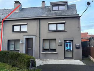 MAISON TRÈS CONFORTABLE AVEC GRAND JARDIN À VENDREPrix indicatif : 315.000 euros Maison très confortable avec grand jardin et parking pour 5...