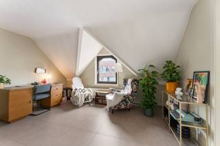 Centrally located, ready-to-move-in and cozy 1-bedroom apartment (81 m²) for sale in the center of Roeselare.The central location in the...